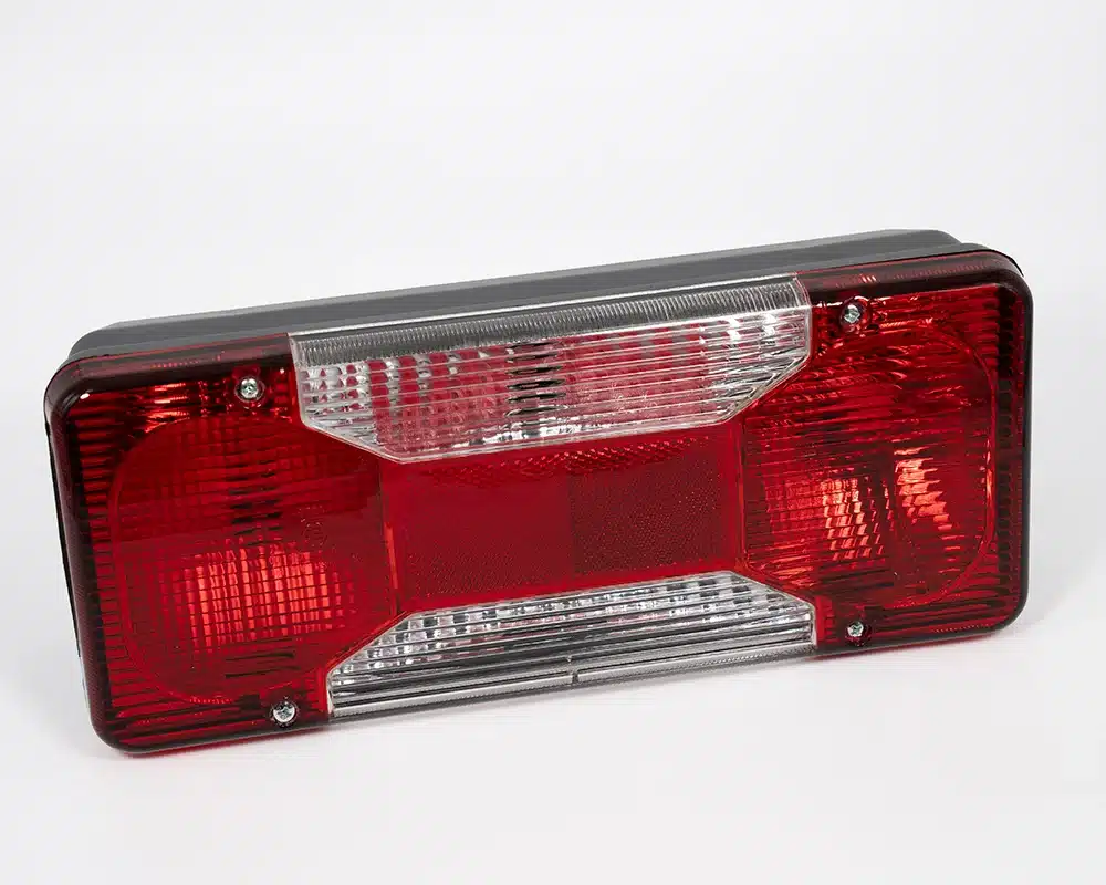 fanali-di-ricambio-per-mezzi-pesanti-parma